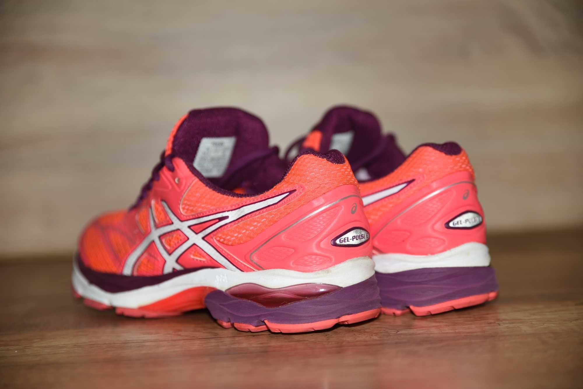 Asics Оригинални дамски маратонки 38 номер,