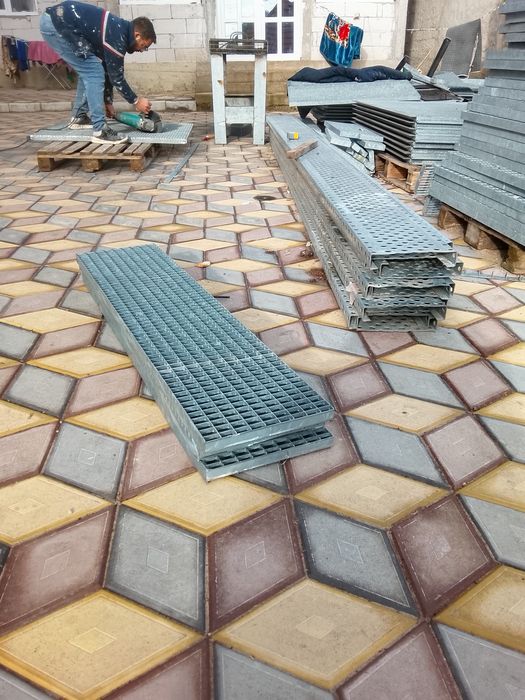 Vindem grătare zincată și trepte pentru scări și pentru spălătorie aut