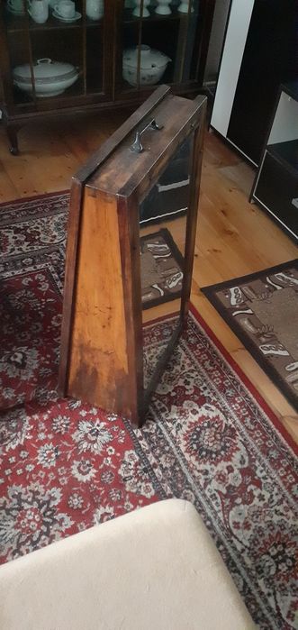 Огледало с дървена рамка