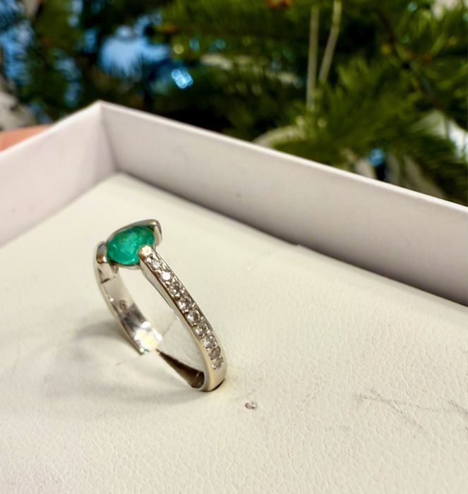 Vand inel  aur alb 18kt cu smarald natural si diamante naturale FIRESC