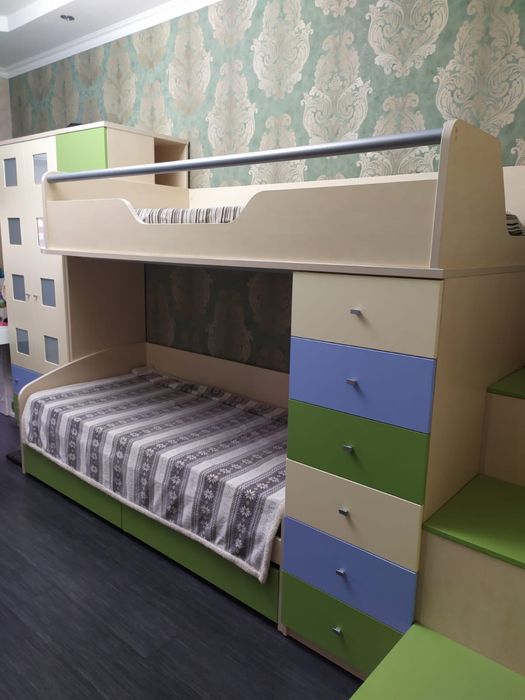 Двухярусная детская кровать со шкафом