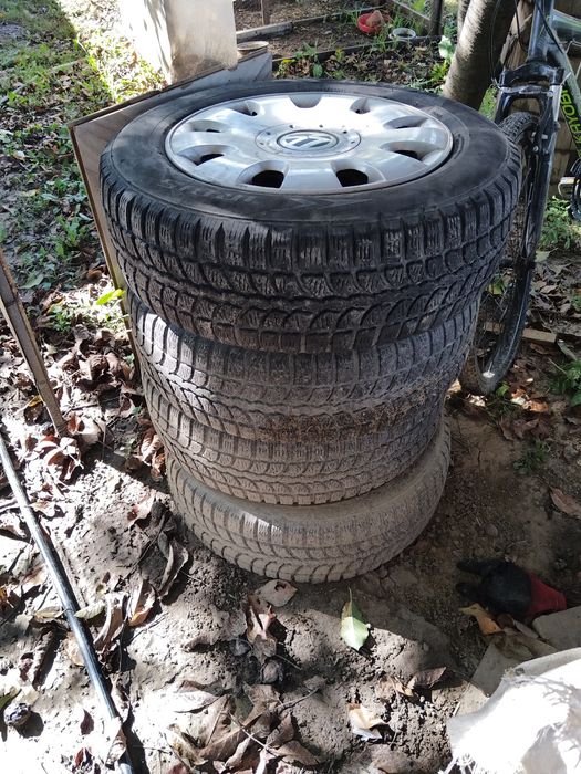 Cauciucuri cu jante și capace originale iarna 195/65/15