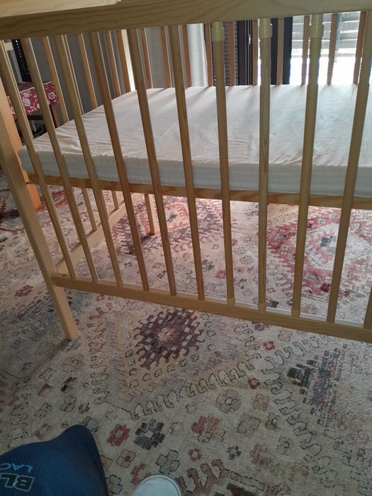 Pătuț din lemn pentru bebeluși