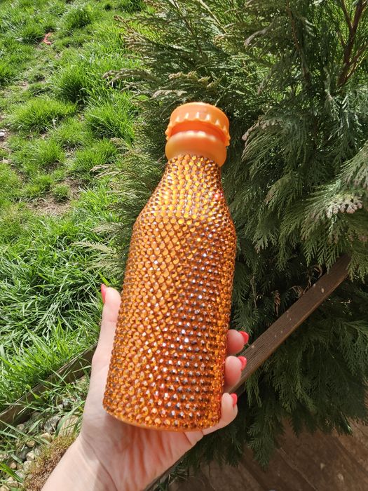 Уникален подарък! Пластмасови бутилки за вода с ръчно лепени камъни