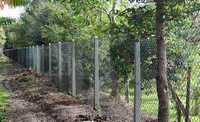 Изграждане на ограда с циментови колове и оградна мрежа