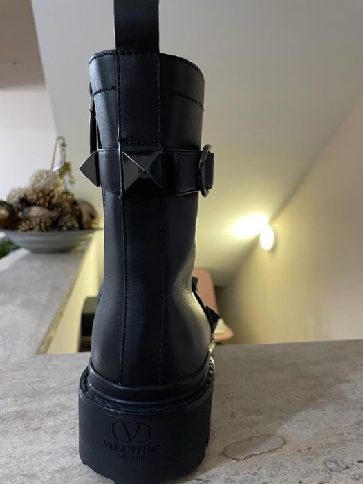 Vand ghete Valentino noi cu bon