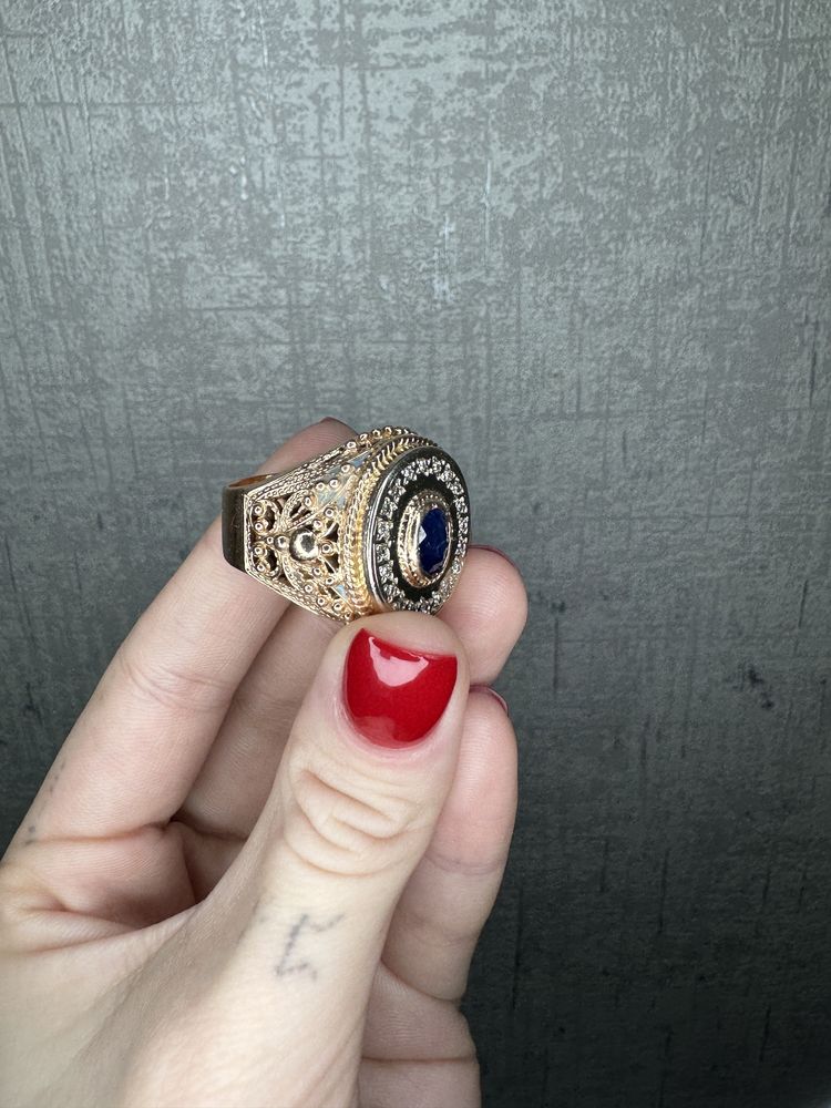 Мужской перстень ручной работы с сапфиром и бриллиантовой крошкой