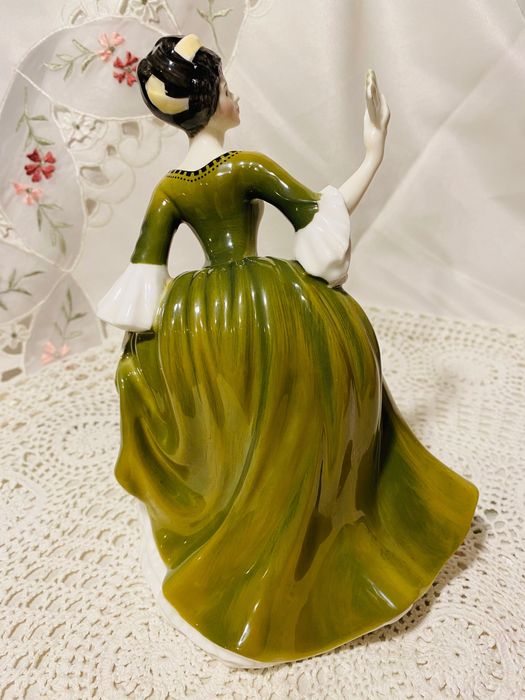 порцеланова статуетка