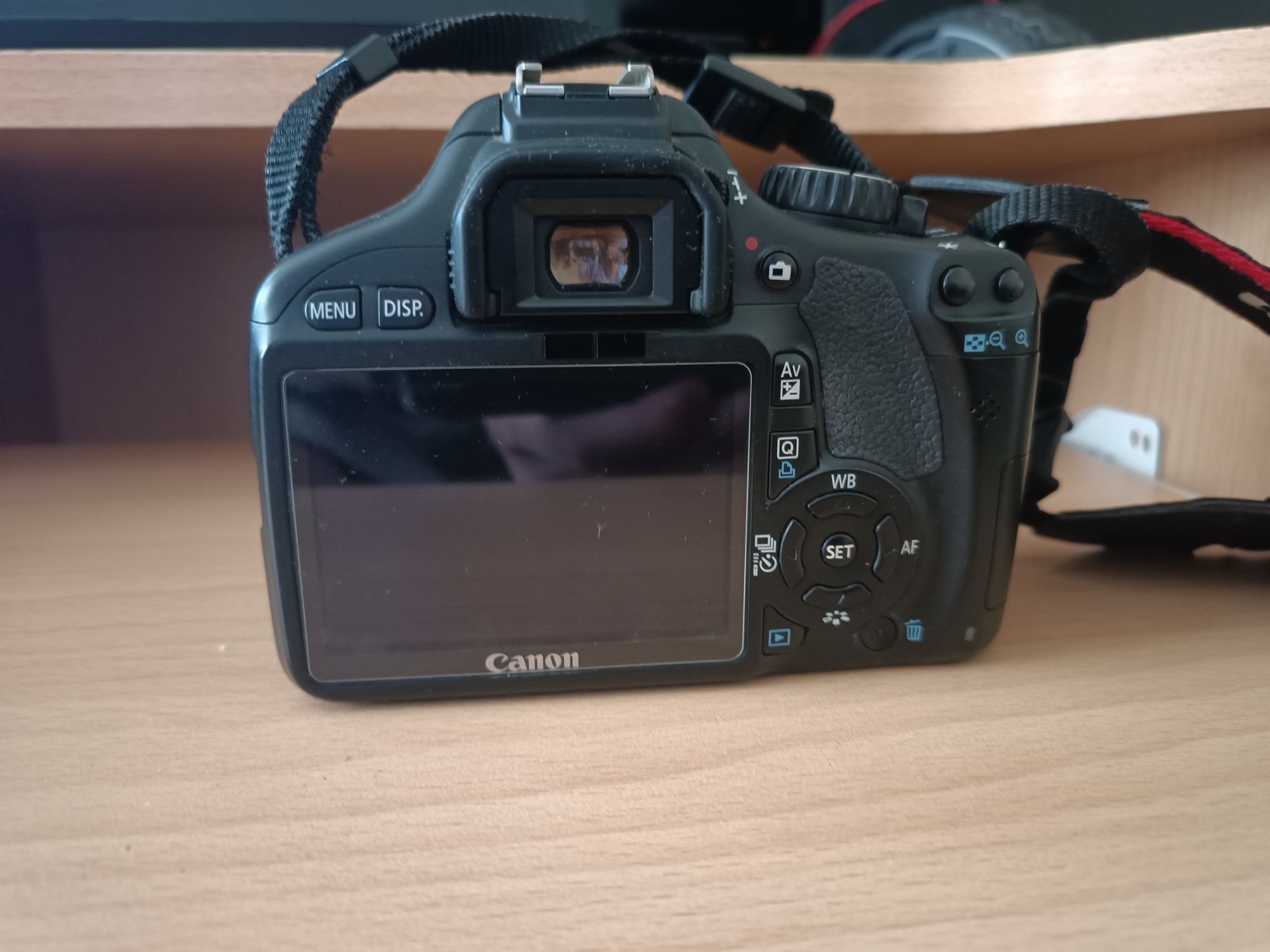Canon 550D + Power Grip 2 батерии