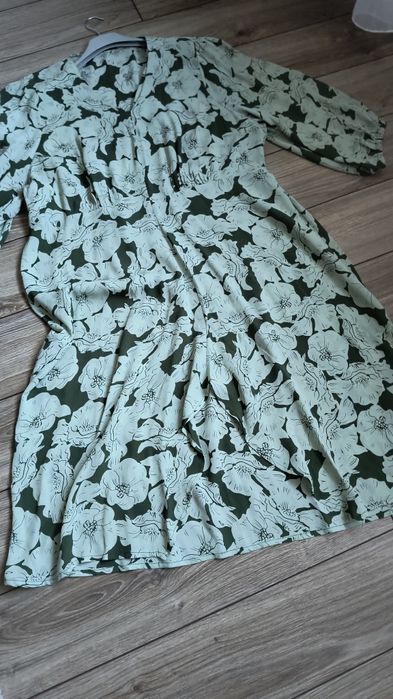 Rochie nouă fără etichetă, arată impecabil, modernă, model frumos.