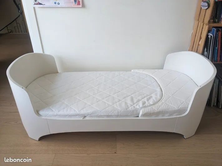 Vând pătuț Leander lemn  original,cu saltea bambus+husă impermeabilă