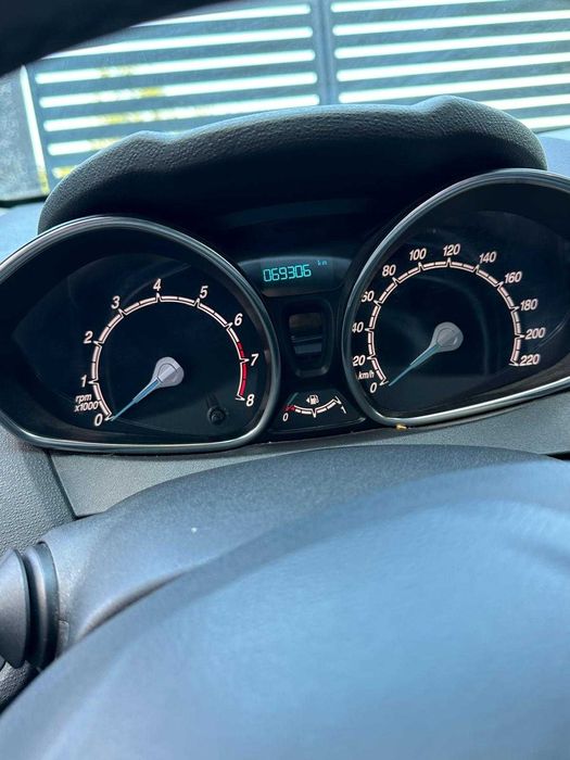 Ford Fiesta adorabilă,cochetă și îngrijită cu drag de proprietară