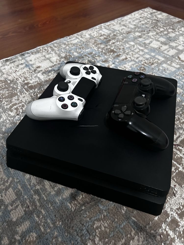 ПРОДАЕТСЯ приставка PS4 SLIM 1TB вместе с играми