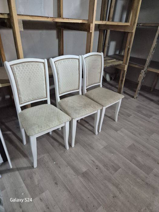 Деревянные стулья.