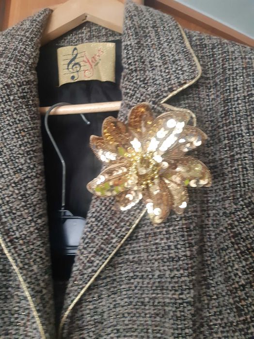 Ofer spre  vânzare costum .Elegant și comod pt evenimente deosebite.