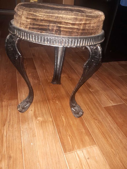 Продам красивую табуретку