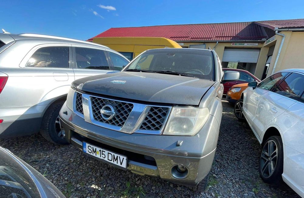 Vând Nissan pathfinder și tractor