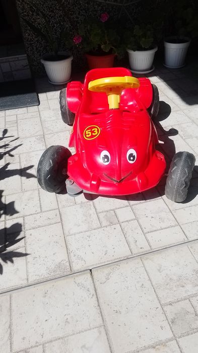 Продавам детска състезателна кола HERBY