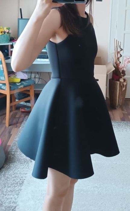 Rochie neagră, material dur, structurată, cloș, scurtă, marime 36/S