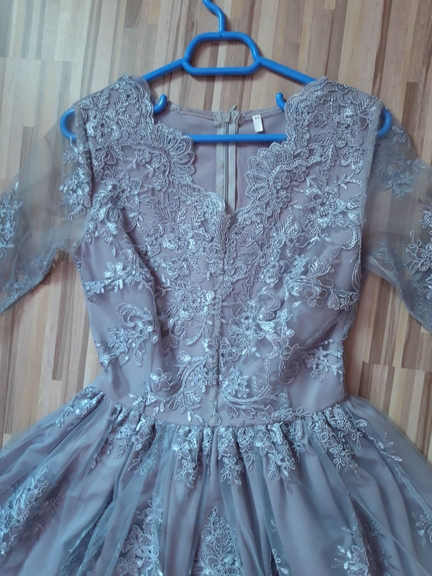 Rochie de seară cu strat de broderie