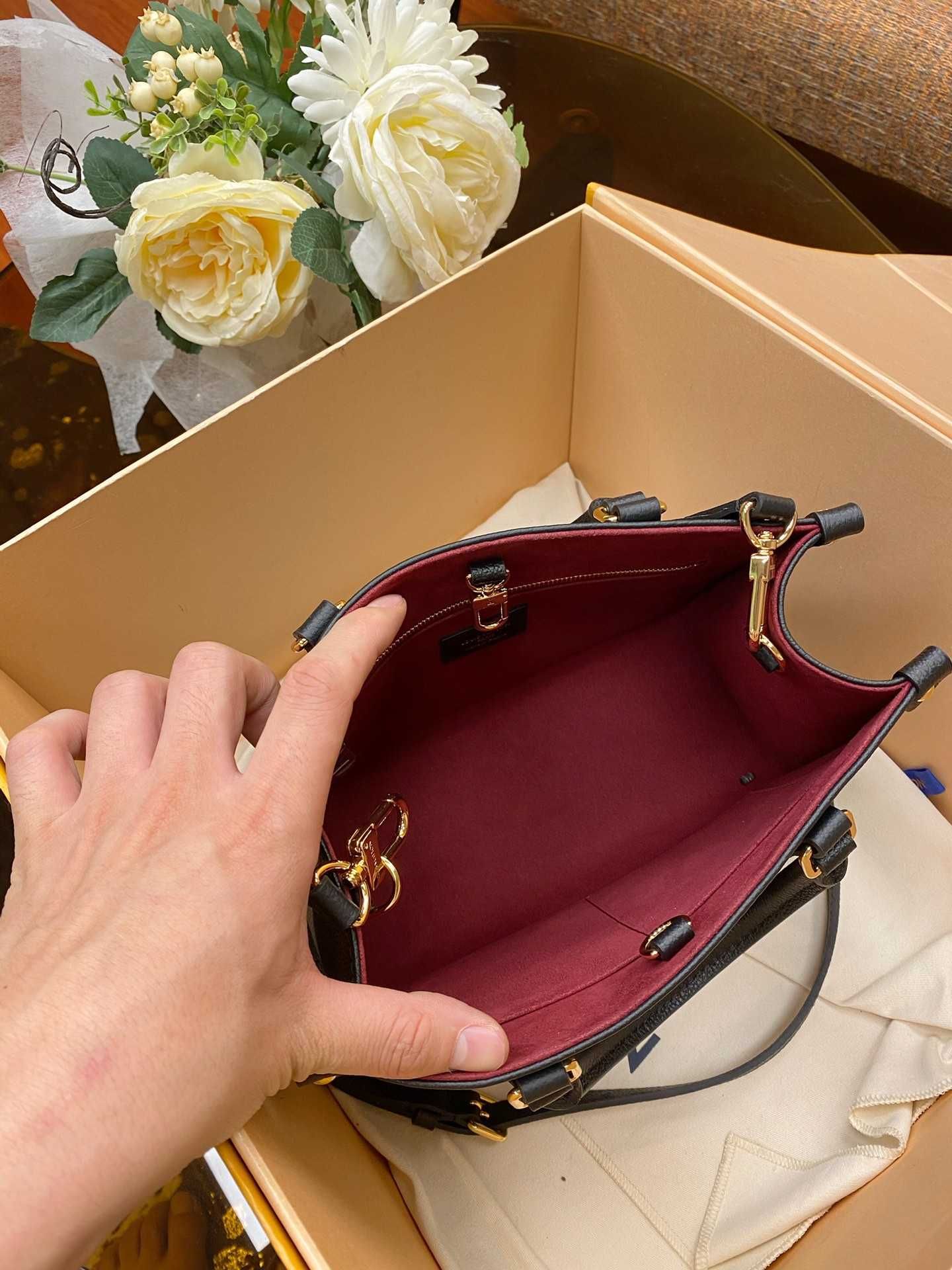 Geanta Louis Vuitton Onthego 25cm negru, tip Premium