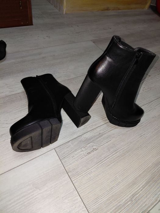 Черни боти на ток