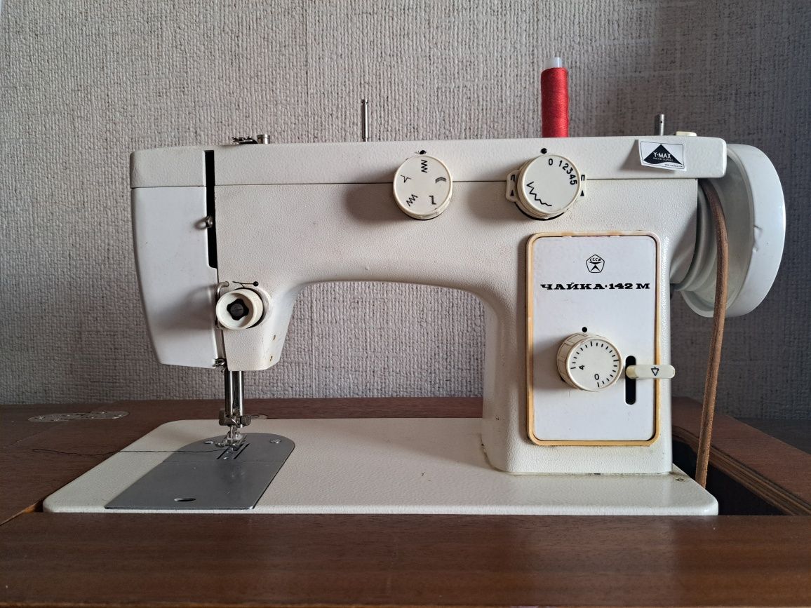 Продам швейную машинку Чайка  142 м