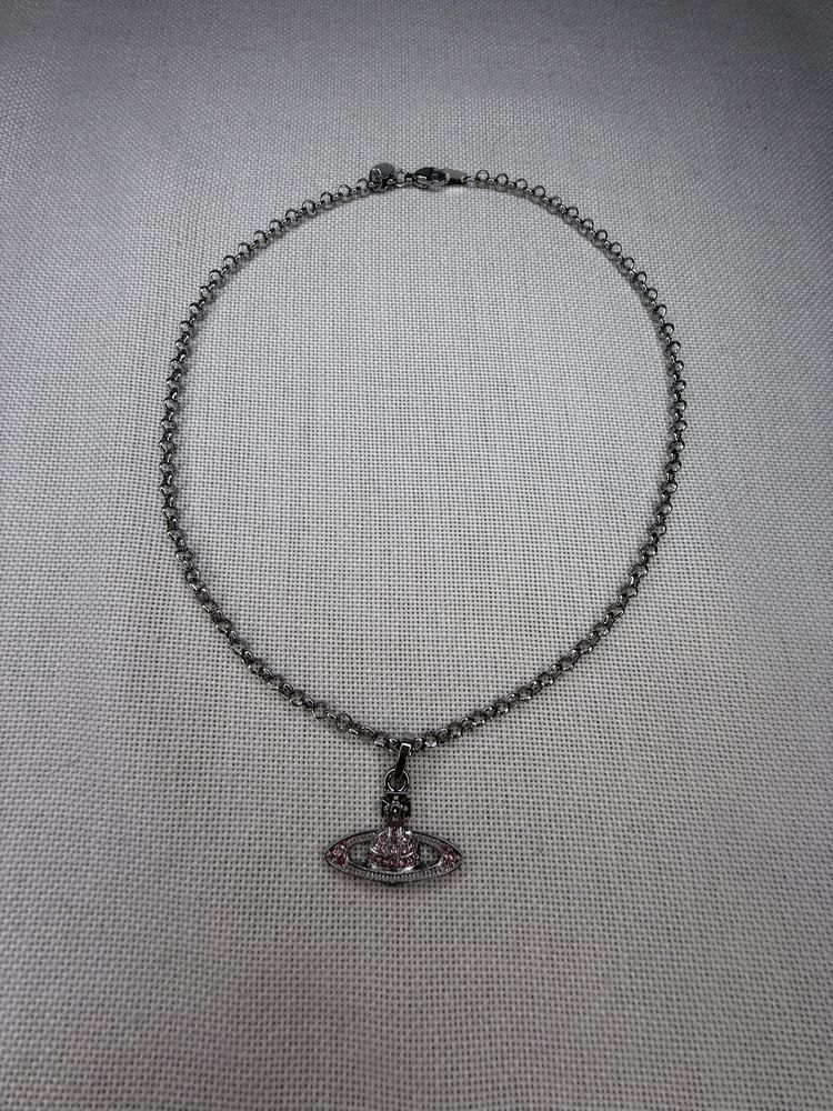 Colier Vivienne Westwood ”mini bas relief”, argintiu cu pietre roz