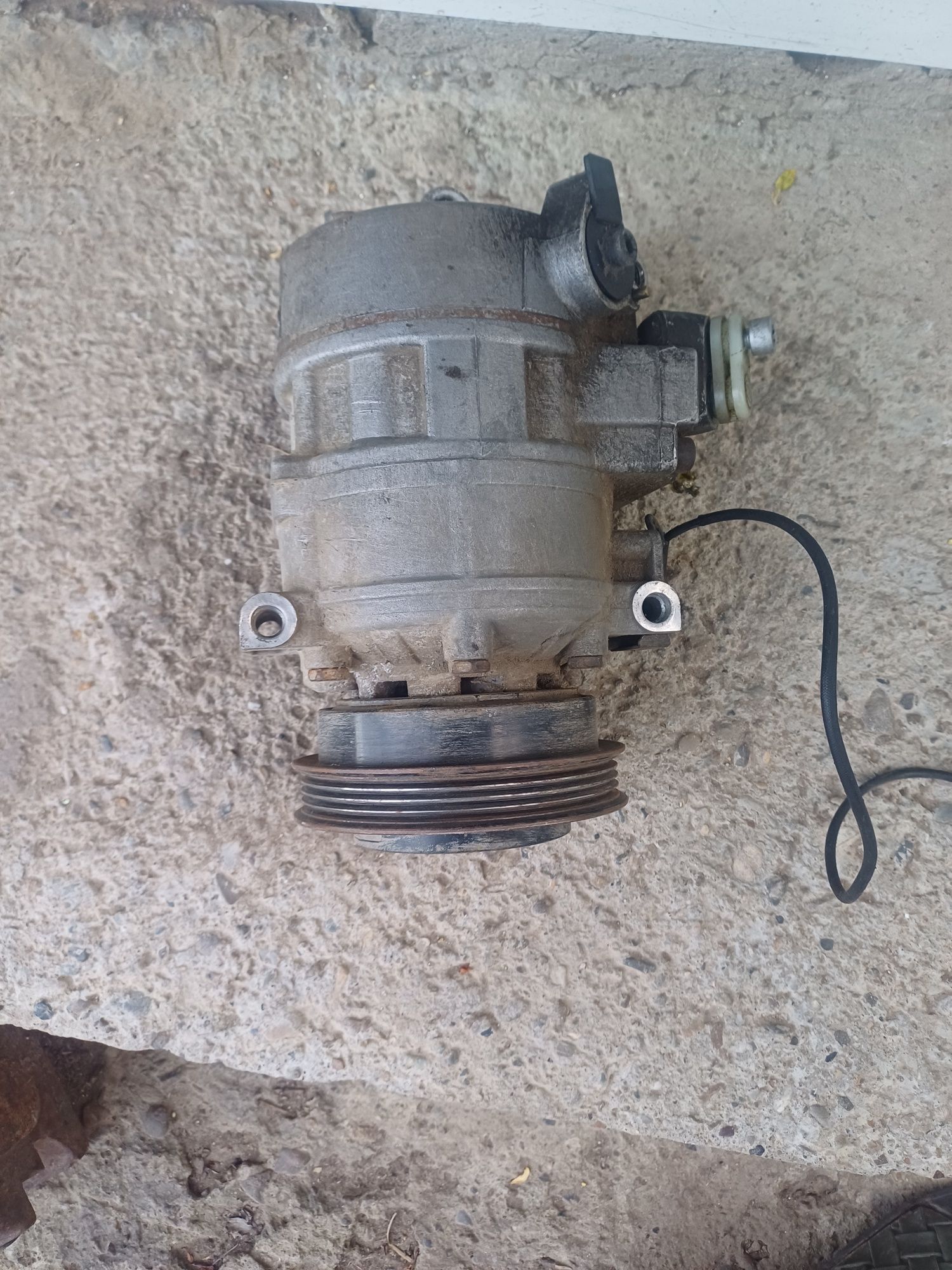 Vând compresor AC passat b5.5