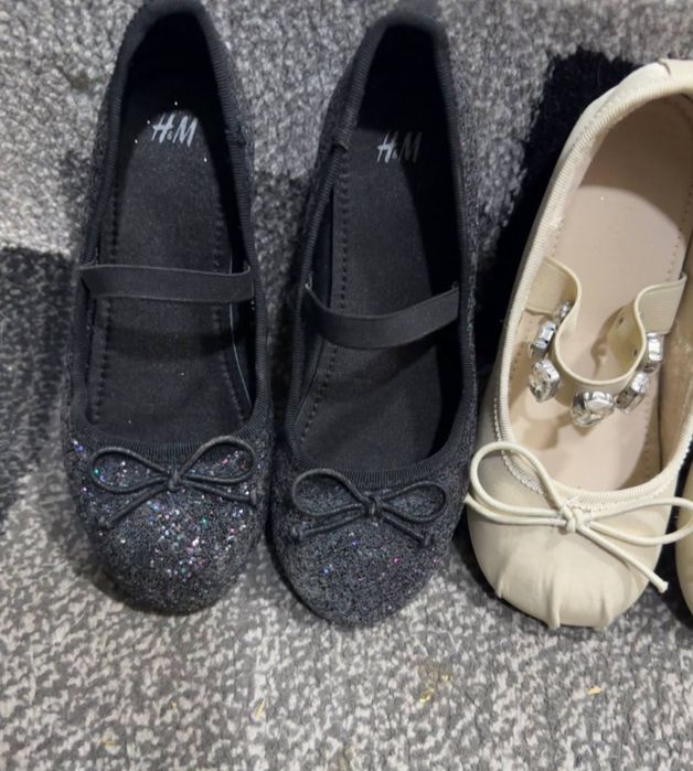 Балетки на девочку чёрные с блёстками фирменные.