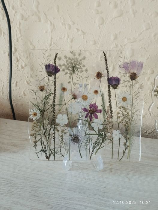 Панно картина из настоящих цветов и эпоксидной смолы с сухоцветами