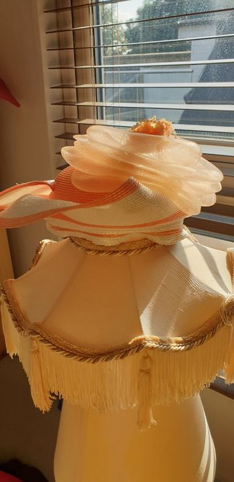 Palarie portocaliu și alb