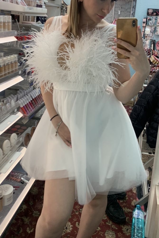 Бяла рокля с пера