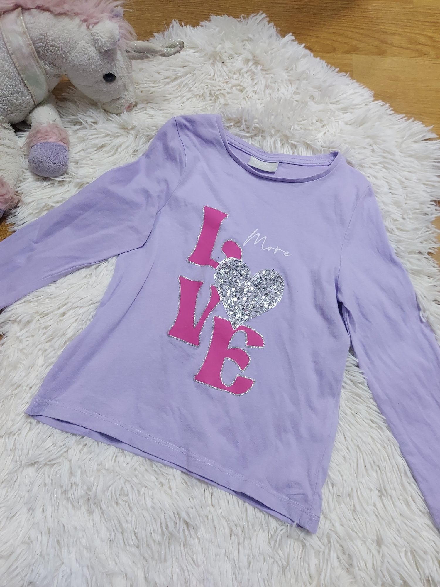Set bluza + pantaloni cu inimioara și unicorni
Marime 4 ani (98/104)
S