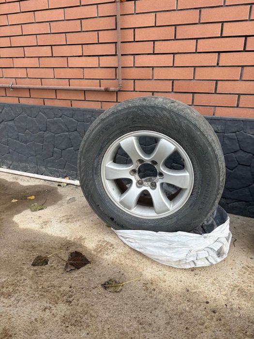 Продам покрышки 265/65.  R 17. и диска 1 шт