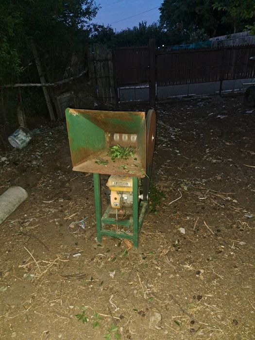 Vând tocătoare crengi pe benzină