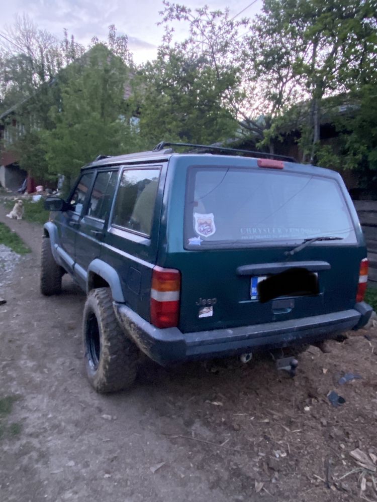 Vând Jeep Cheroke