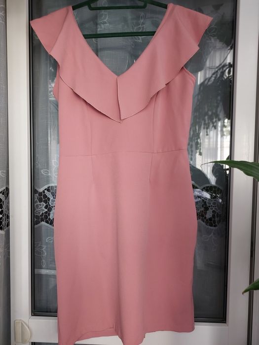 Vând rochie mărimea 44 dar se potrivește mai bn unui 42