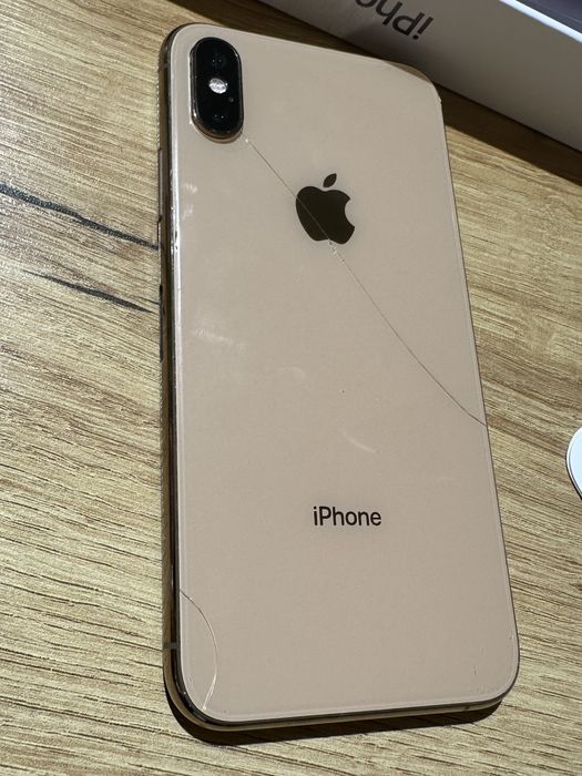 iPhone Xs, емкость 100% — телефон в отличном состоянии экран без повре