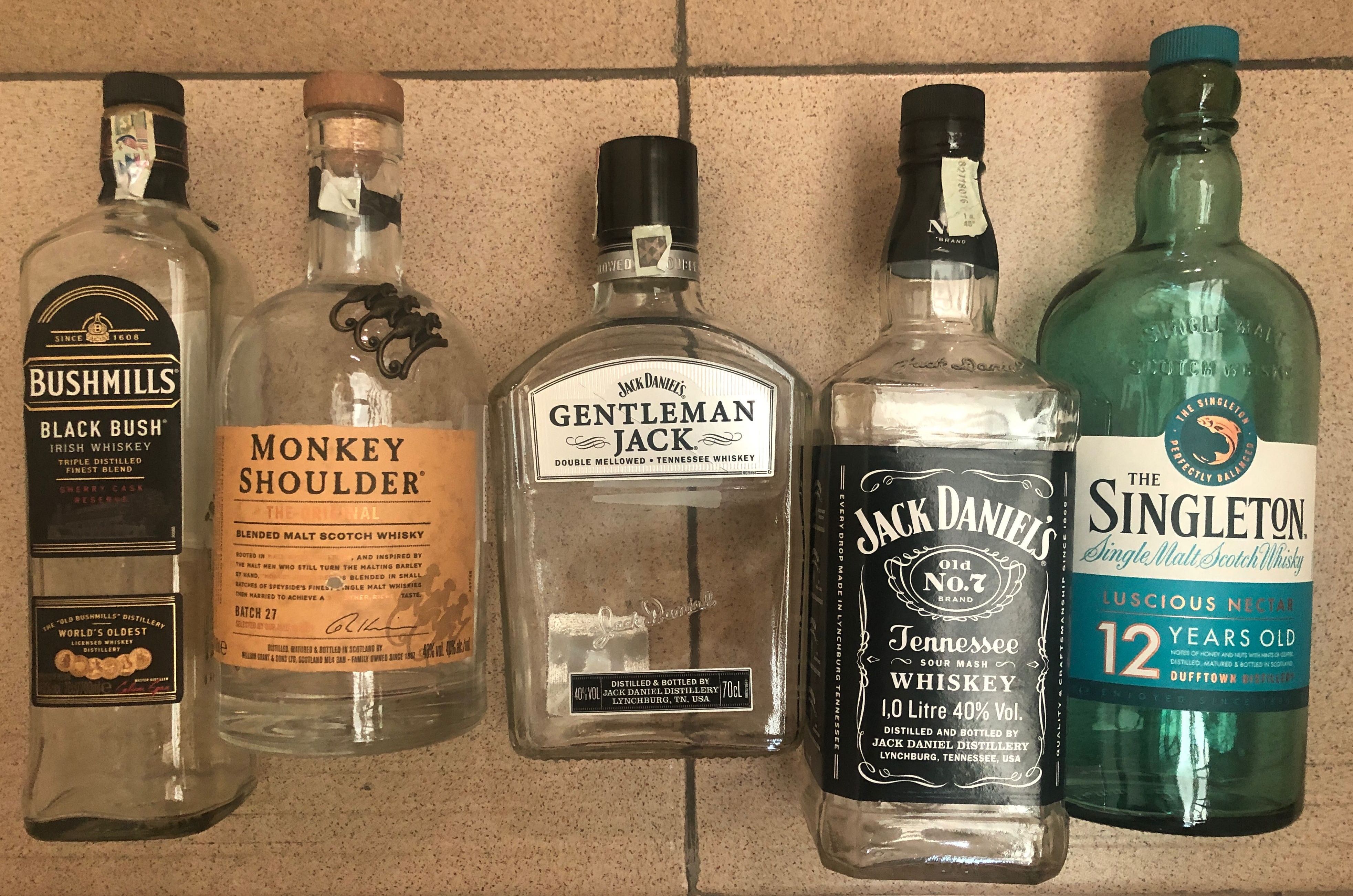 Празни бутилки от уиски/ракия