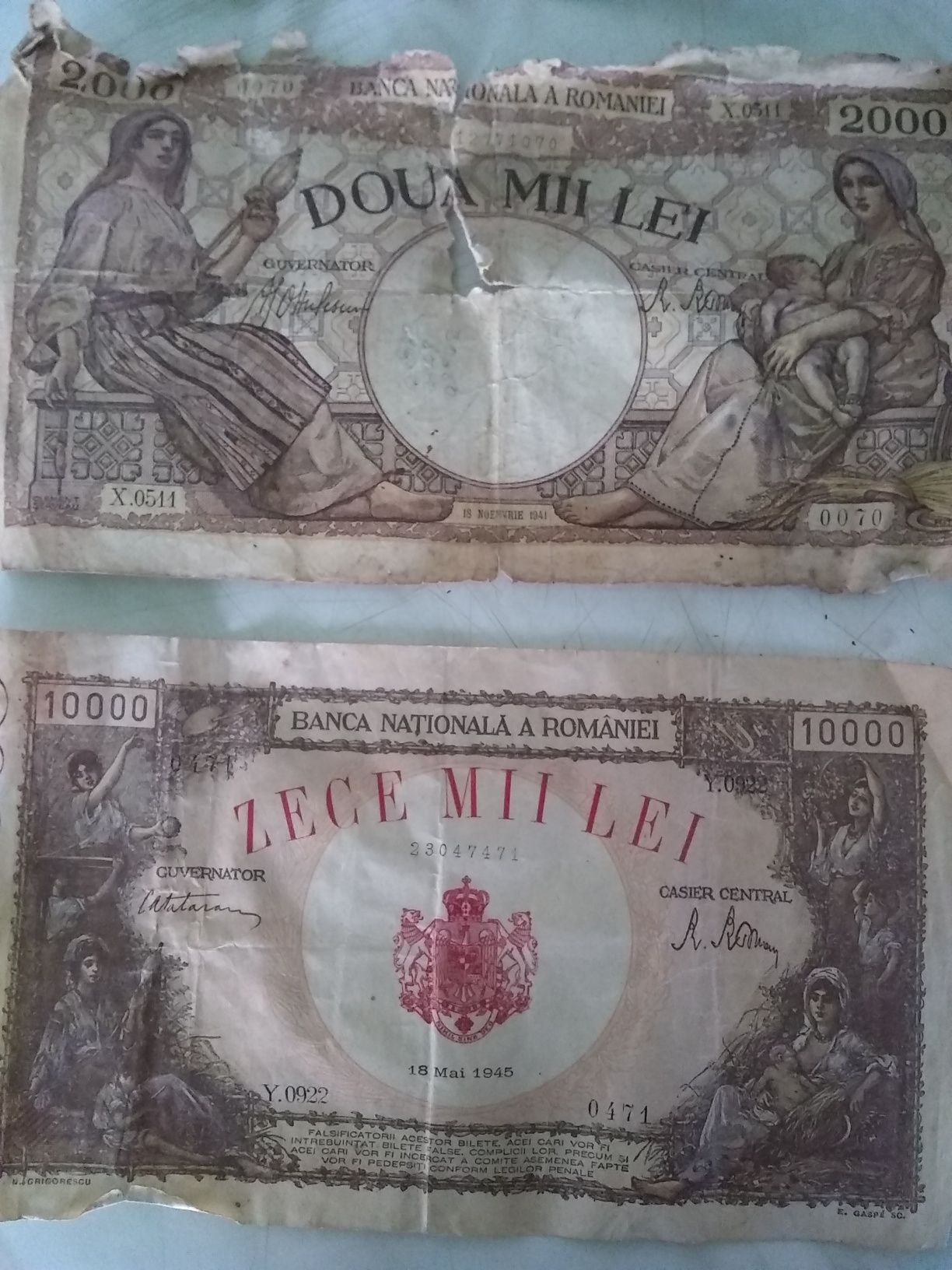 Monezi și bancnote vechi.
