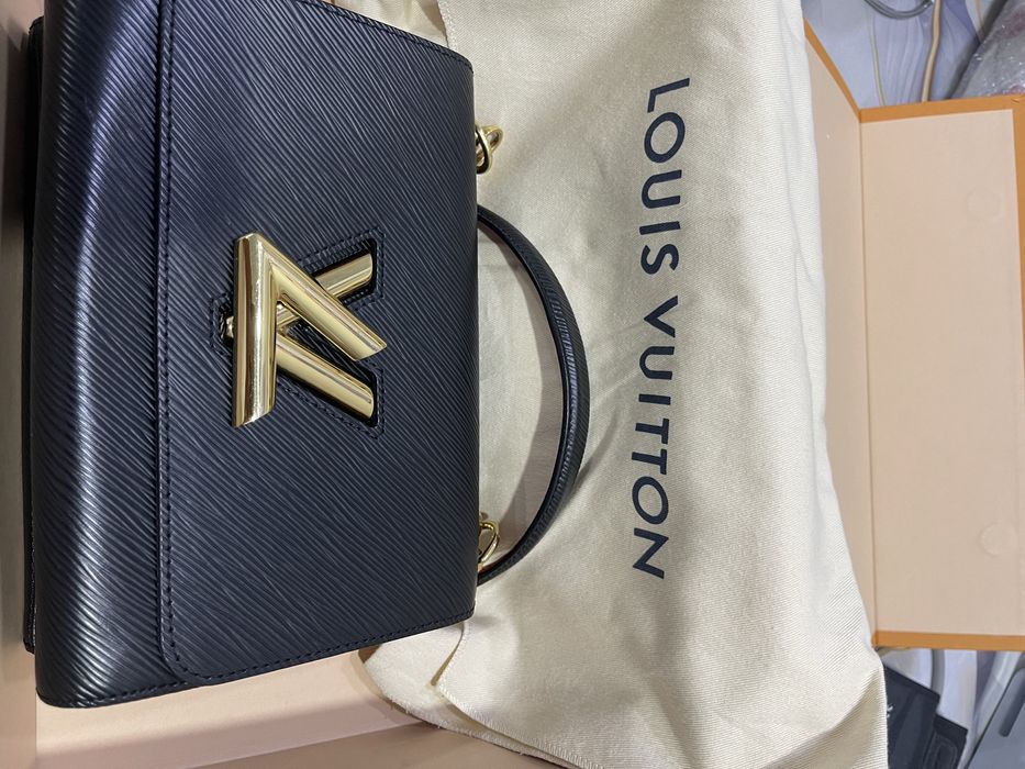 Сумка, почти новая, внутри красная Luis Vuitton, прямоугольная,