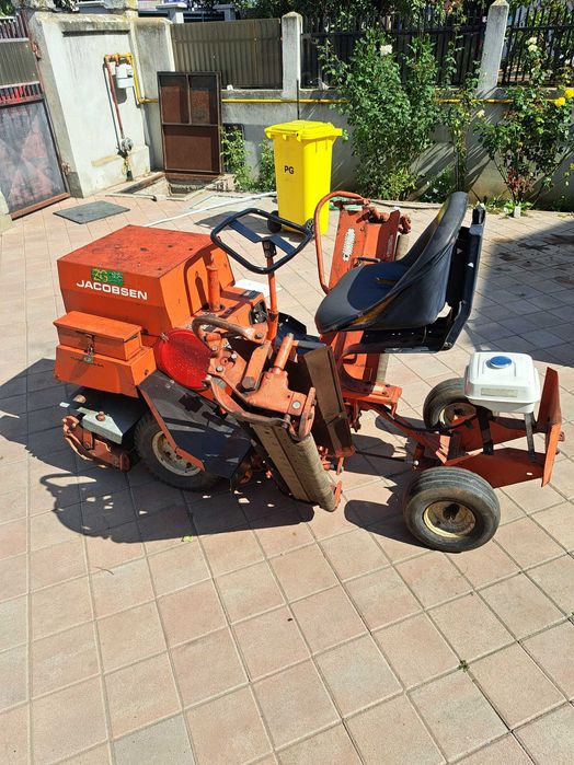 Tractor  pentru tuns iarba / gazon .