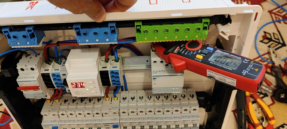 Electrician interventii rapide, prize, lumini tablou sigurante, etc.