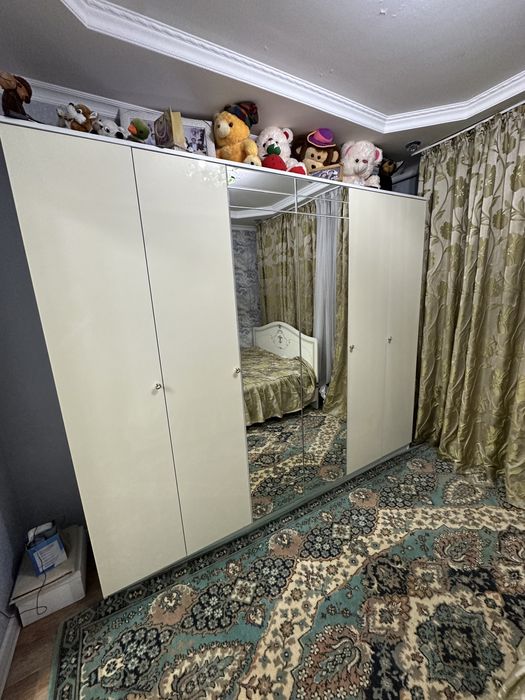 Продается спальный гарнитур. Кровать двухспалка,шкаф большой , и 2 тум