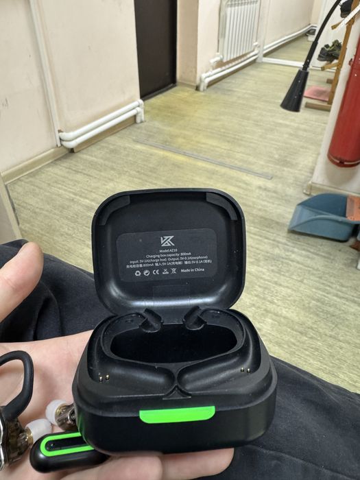 Продам наушники AZ10