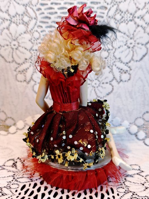 Прелесная фарфоровая кукла на музыкальной подножке