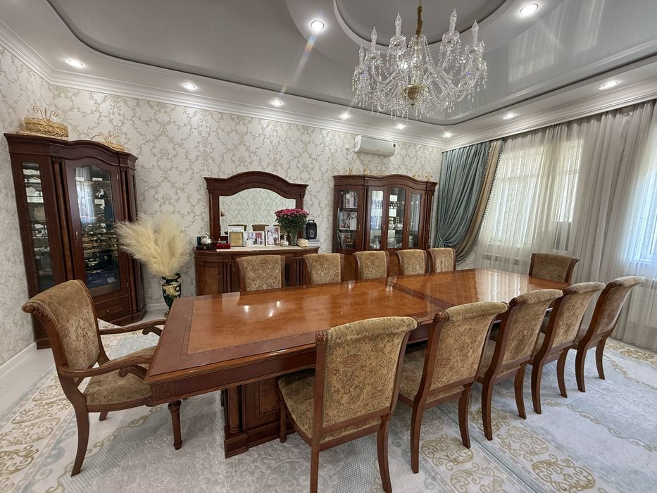 Сервант, стол стулья