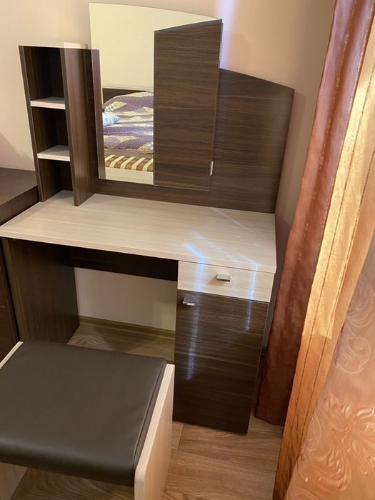 Прикроватный стол с зеркалом б/у