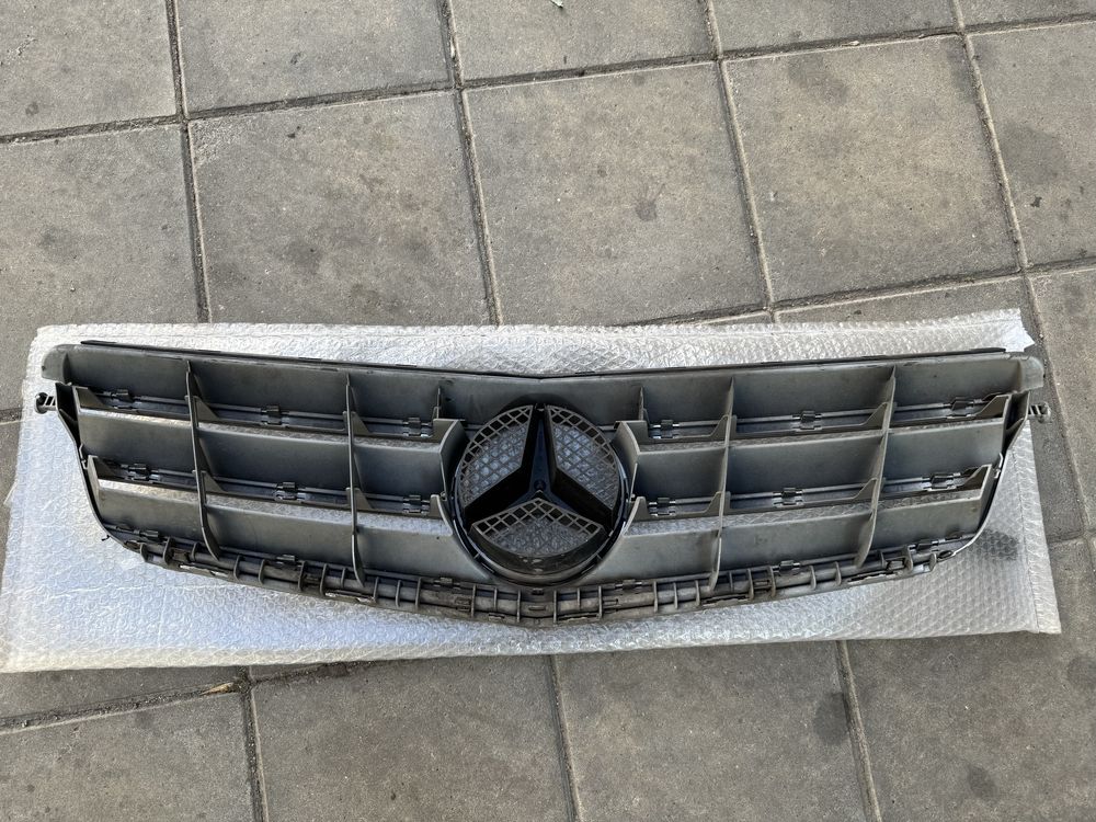 Решетка за Мерцедес w204